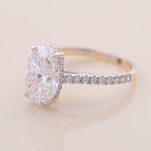 Bague de fiançailles/mariage solitaire en diamant de laboratoire taille ovale certifié IGI, en argent sterling 925 massif rhodié avec bande pavée - Product Image 2