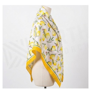 Pañuelo de Seda Cuadrado para Mujer con Estampado de Limones, Elegante Accesorio Multifuncional de Verano - Product Image 4