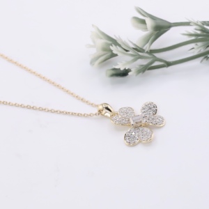 Colgante de Oro Amarillo con Trébol de Tres Hojas y Diamantes Cultivados en Laboratorio, Centro de Esmeralda, Pétalos con Micro Pavé, Joyería Fina Floral para Bodas y Fiestas - Product Image 4