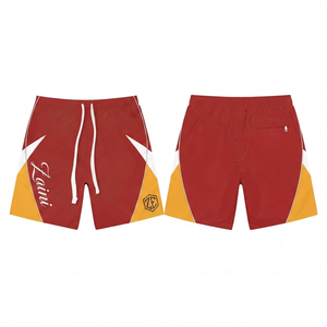 Pantalones Cortos Deportivos Ligeros de Poliéster de Primera Calidad, 160 GSM, Color Sólido, con Logotipo Personalizado en la Parte Delantera, Paneles Laterales Rojos, Dorados y Blancos, para Verano - Product Image 1