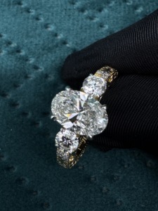 Anillo de compromiso de oro amarillo de 14 quilates con tres diamantes ovalados y redondos, banda de joyería fina de diseño único con filigrana - Product Image 5