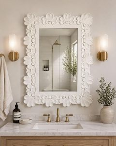 Espejo de Pared de Madera Tallada Blanca, Marco Decorativo Floral Hecho a Mano y Personalizado, Espejo de 30x40 Pulgadas para Sala de Estar - Product Image 1