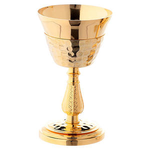 Calice et ciboire magnifiques en laiton couleur or, également personnalisables avec un design gravé. Le calice est fait main en laiton de haute qualité pour l'église. - Product Image 4