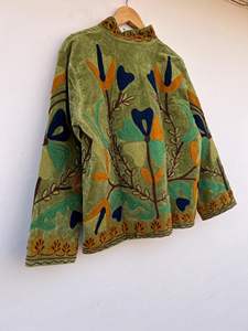 Chaqueta Bomber de Terciopelo Acolchada con Bordado Floral Verde |   Abrigo Corto de Regalo para Ella |   Abrigo Elegante de Invierno - Product Image 4