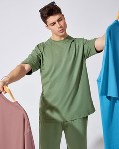 เสื้อยืดคอกลมสีเหลืองล้วนสำหรับผู้ชายพร้อมกางเกงขาสั้น ชุดลำลองสำหรับฤดูร้อน ผ้าถัก ระบายอากาศได้ดี - Product Image 6
