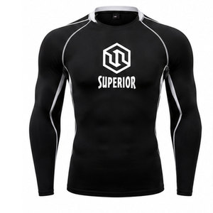 Camiseta deportiva de compresión con tejido elástico de primera calidad que ofrece excelente soporte, flexibilidad y comodidad. - Product Image 1