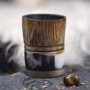 Auténtico Vaso de Cuerno Hecho a Mano con Acabado Liso y Variación de Color Natural para Fiestas y Eventos con Temática Vikinga - Product Image 4