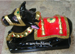 Nouvelle statue de Nandi en marbre noir créatif de forme élégante de petite taille principalement pour les décorations de temple et garder dans le temple. - Product Image 6