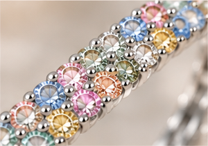 Boucles d'oreilles créoles de luxe en or 18 carats avec diamants de laboratoire et saphirs multicolores - Product Image 3