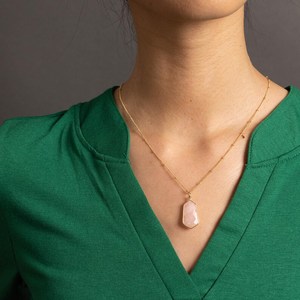 Pendentif en opale rose véritable, forme hexagonale, chaîne satellite en or 14 carats, bijoux - Product Image 4