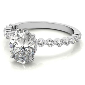 Anillo de Moissanita con Halo Oculto de Corte Ovalado, Plata de Ley 925, Chapado en Oro Blanco, Regalo de Lujo para Compromiso, Boda o Aniversario para Ella - Product Image 2