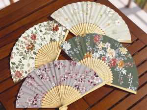 พัดไม้ไผ่พับได้ลายดอกไม้แบบดั้งเดิม ทำมือ เป็นมิตรกับสิ่งแวดล้อม เหมาะสำหรับตกแต่งในวันหยุดและเป็นของขวัญ - Product Image 2