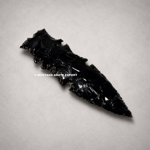 Sculpture en obsidienne noire en forme de pointe de flèche, sculptée à la main, art de forme libre, objet de collection, artisanat en pierre semi-précieuse - Product Image 1