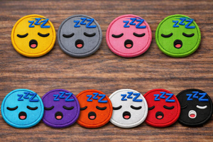 Parche Bordado de Cara Sonriente Durmiente con Ojos Cerrados y Patrón de Bordado a Máquina Zzz, Paquete de 100 Piezas - Product Image 3