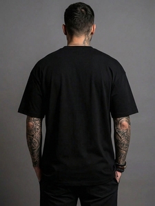 เสื้อยืดโอเวอร์ไซส์สีดำสำหรับผู้ชาย แขนสั้น คอกลม ผ้าเจอร์ซีย์คอตตอนลำลอง พิมพ์ลายตัวอักษรด้านหน้า ลายกากบาท - Product Image 3