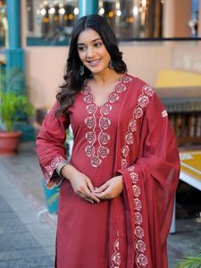 Ensemble Salwar Kameez brodé rouge pour femme, Kurta à manches longues, pantalon Palazzo, Shawwarah pour fête et mariage - Product Image 2