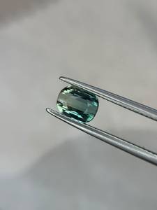 Turmalina Afgana Natural Bicolor Verde Acero con Corte Escalonado 1.36CT, Gema Suelta con Forma de Cojín, Efecto de Juego de Color para Joyería y Coleccionistas - Product Image 1
