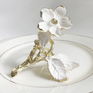 Los más bonitos servilleteros metálicos con diseño floral se pueden usar de forma creativa, sirviendo también como soportes para tarjetas de presentación o pequeños detalles decorativos. - Product Image 5