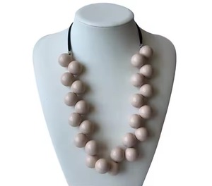 Collar Personalizable Ecológico para Mujer, Joyería Artesanal de Lujo, Diseño de Ángel con Burbujas de Resina Extra Grandes, Estilo Moderno - Product Image 6