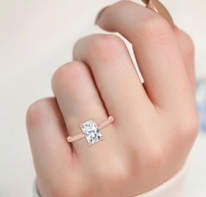 Bague de fiançailles de luxe classique en or rose 10K avec diamant de laboratoire taille radiant et taille rond de 2,08 carats et halo caché - Product Image 3