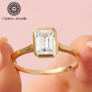 Bague de fiançailles classique pour femme Charm_Jewells plaquée or 18 carats avec moissanite taille coussin sertie à griffes, certifiée IGI, 3g - Product Image 2