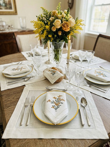 Serviettes de table en lin brodées de fleurs de mimosa, serviettes de table en tissu à ourlet festonné, décoration pour la maison, les mariages et les événements - Product Image 5