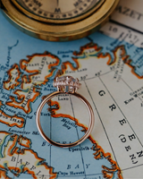 Anillo de compromiso de lujo chapado en rodio con moissanita de corte pera rosa melocotón brillante de 2.90 quilates, engaste de garras, sello oculto de oro macizo de 14K