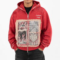 Sweat à capuche rouge personnalisé avec fermeture éclair, style streetwear oversize, imprimé graphique vieilli, en coton, avec détails cloutés et tissu épais