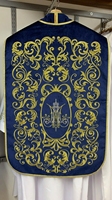 Chasuble Liturgique Bleue avec Monogramme Brodé Or, Vêtement de Culte Catholique pour Adultes, pour Prêtres, Quatre Saisons