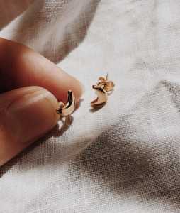 Pendientes Pequeños Minimalistas de Luna con Cierre a Presión, Solitarios, para Uso Diario, Delicados, Únicos, Personalizados, Fabricados en Oro Sólido de 14K - Product Image 1