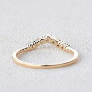 Anillo minimalista de banda curva con diamantes de corte redondo en forma de chevron para mujer, oro sólido de 14K, regalo para fiestas, propuestas, para amigas, para ella. - Product Image 3