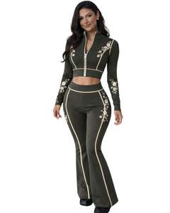 Conjunto de yoga de dos piezas verde oliva para mujer, top corto con cremallera y pantalones acampanados de cintura alta con bordado floral, ropa deportiva para gimnasio, OEM personalizado - Product Image 1