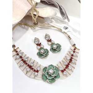 Parure Collier et Boucles d'Oreilles en Laiton Plaqué Or avec Moissanite de Qualité Supérieure, Style Classique et Glamour, Idéale pour Fiançailles, Mariage ou Cadeau de Collection - Product Image 1