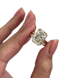 Conjunto nupcial de lujo con diamante cultivado en laboratorio de 5 quilates, corte radiante alargado, con banda de media eternidad en oro de 14K, 18K o platino. - Product Image 5