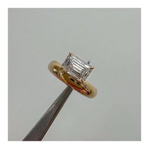 Anillo de Compromiso de Lujo de Oro de 14K con Diamante Cultivado en Laboratorio de Corte Esmeralda de 2 Quilates Certificado por IGI, Engaste de Bisel de 4mm de Ancho Estilo Mediados de Siglo - Product Image 2