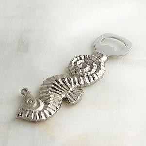   Abridor de botellas único con forma de caballito de mar, hecho de metal duradero, perfecto para cocinas costeras, bares de playa, fiestas y bodas. - Product Image 5