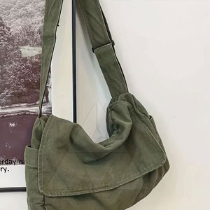 Bolso de Hombro Ajustable Verde Oliva Moderno con Diseño Geométrico y Correa Negra, Diseño Tejido, Proveedor OEM - Product Image 4