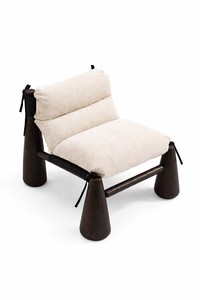 Fauteuil lounge de luxe en bois avec coussin en daim – Fauteuil sculptural en chêne pour projets hôteliers et résidentiels, fabriqué au Vietnam - Product Image 3