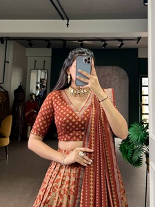 Lehenga Choli en soie Tasar, traditionnel et emblématique, avec bordure en dentelle, idéal pour les mariages, les fêtes de Diwali et les bals de promo - Product Image 2