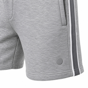 Ropa deportiva moderna con tela transpirable, conjunto de sudadera y pantalones cortos para hombre, ideal para entrenamientos, viajes y uso diario relajado. - Product Image 4