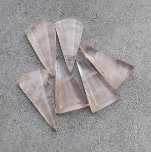Cabochon en quartz rose naturel, forme triangulaire, calibré, pierre précieuse en vrac pour bijoux - Product Image 1