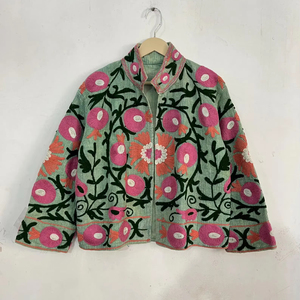 Chaqueta Bordada Floral Suzani Hecha a Mano, Chaqueta Corta Boho de Algodón Verde para Mujer con Patrón Étnico Rosa - Product Image 1