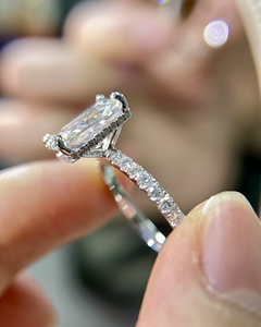 Anillo de compromiso solitario de oro de 14 quilates con diamante cultivado en laboratorio de corte radiante de 2 quilates, EF-VS1, con banda pavé, elegante joyería fina. - Product Image 3