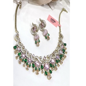 Conjunto de collar y aretes de circonita chapados en oro de calidad premium impecable, a la moda, para compromiso, boda, fiesta, colección. - Product Image 2