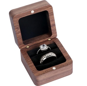 Boîte à alliances de mariage haut de gamme en bois, boîte de rangement portable pour alliances de fiançailles, étui de voyage carré magnétique en bois - Product Image 3