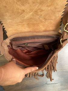 Sac à main ethnique boho western en cuir pour femmes, daim beige tressé avec franges en fourrure, doublure en coton à sangle unique - Product Image 6