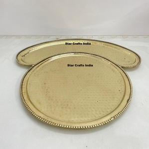 Plats et assiettes de service ronds en métal poli plaqué or, écologiques et modernes, faits à la main - Product Image 1
