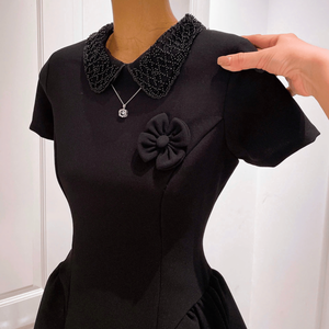 Robes décontractées noires unies à manches courtes, coupe ajustée, mini, style A, pour femmes, avec doublure en soie et taille naturelle – Vente en gros personnalisée - Product Image 4