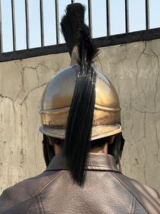 Casque Spartan en laiton finition antique avec plume, casque d'armure portatif de guerrier grec pour reconstitution historique et cosplay - Product Image 5