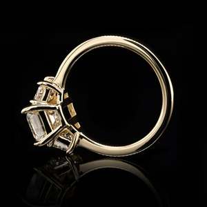 แหวนหมั้นเพชรแล็บทรงเหลี่ยมมรกต 925 เงินสเตอร์ลิง VVS DEF 1 กะรัต 2 กะรัต 3 กะรัต แหวนเพชรแล็บสามเม็ด - Product Image 2